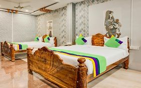 Treebo Golden Inn, 700 Mtrs From Promenade Beach